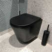 QeramiQ Dely toiletset met diepspoel rimless toilet 36.3x51.7 met Geberit UP320 inbouwreservoir softclose zitting mat zwarte en koperen bedieningsplaat met ronde knoppen SW804625