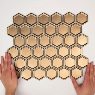 The Mosaic Factory Barcelona mozaïektegel 5.1x5.9x0.6cm voor wand binnen en buiten vorstbestendig hexagon brons metallic met rand per matje