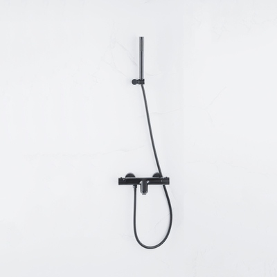 Fortifura Calvi Thermostatische badkraan met staafhanddouche, handdouchehouder en metalen doucheslang mat zwart