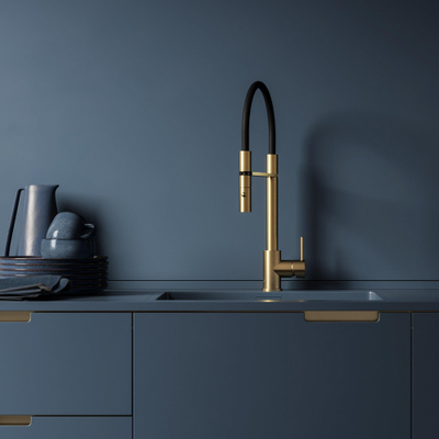 Hotbath Fellow Keukenmengkraan - draaibare uitloop - flexibele uitneembare handdouche - geborsteld messing PVD