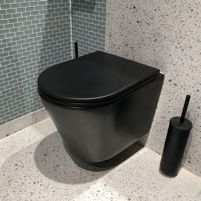 QeramiQ Dely toiletset met diepspoel rimless toilet 36.3x51.7 met Geberit UP320 inbouwreservoir softclose zitting mat zwarte en gun metal bedieningsplaat met ronde knoppen