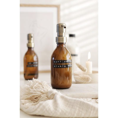 Wellmark Handcreme bruin glas messing pomp 250ml tekst SOFT HANDS STARTS HERE Black label SHOWROOMMODEL