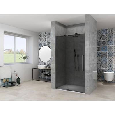 Van Rijn Products ST08 Nis Draaideur 2 delig 950-1050 x 2000mm 8 mm Grijs rookglas incl. Glasbehandeling, Zwart muurprofiel, Greep en Stabilisatiestang