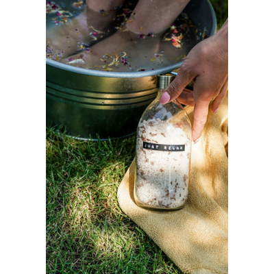 Wellmark Badzout helder glas messing dop 500ml Rozen tekst JUST RELAX