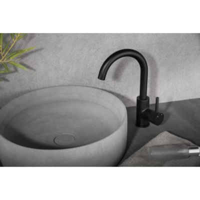 Wiesbaden Ribbd wastafelkraan met draaibare uitloop mat zwart