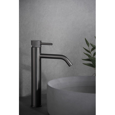 Wiesbaden Ribbd XL wastafelkraan hoog gunmetal