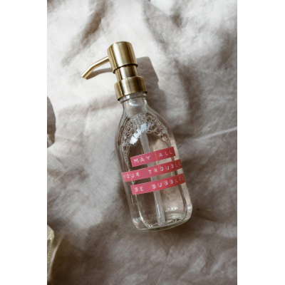 Wellmark Handzeep helder glas messing pomp 250ml tekst MAY ALL YOUR TROUBLES BE BUBBLES Pink label