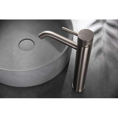 Wiesbaden Ribbd XL wastafelkraan hoog geborsteld staal