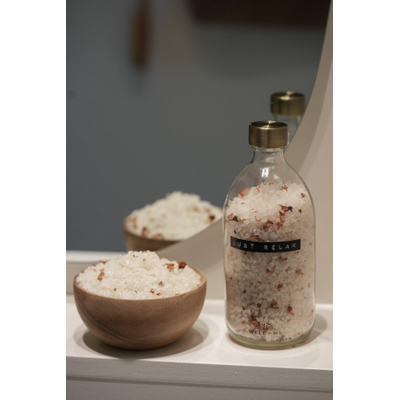 Wellmark Badzout helder glas messing dop 500ml Rozen tekst JUST RELAX