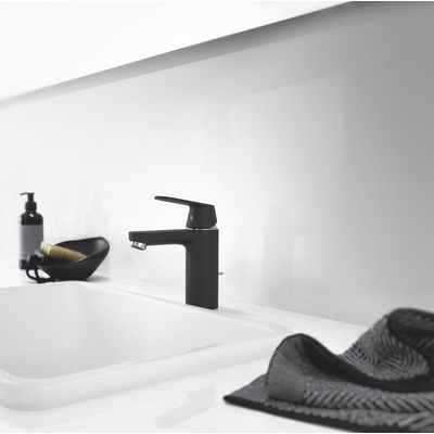 GROHE Eurosmart Cosmopolitan wastafelkraan met medium uitloop zwart SHOWROOMMODEL