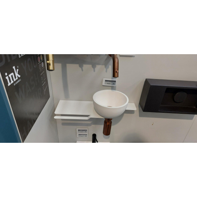 INK Mono L planchet - rechts staal wit mat met INK Jazz XS waskom mat wit en INK 3A Fonteinkraanset Mat rose goud SHOWROOMMODEL