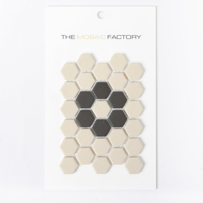 SAMPLE The Mosaic Factory London mozaiëktegel 2,3x2,3x0,6cm hexagon onverglaasd porselein vloertegel voor binnen en buiten vorstbestendig 4 bloemen p vel wit met zwart