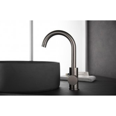 Wiesbaden Ribbd wastafelkraan met draaibare uitloop geborsteld staal