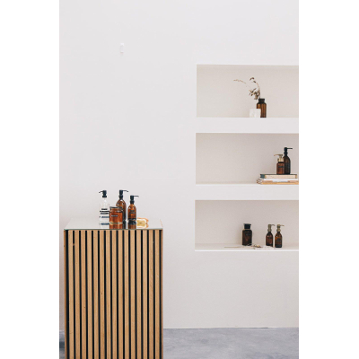 Wellmark Handzeep bruin glas zwarte pomp 250ml tekst SHIT HAPPENS..JUST WASH Zwart label SHOWROOMMODEL