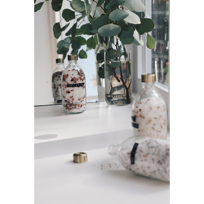 Wellmark Badzout helder glas messing dop 500ml Rozen tekst JUST RELAX